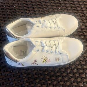 Betani sneakers lace up embroidery bee dragon fly size 10